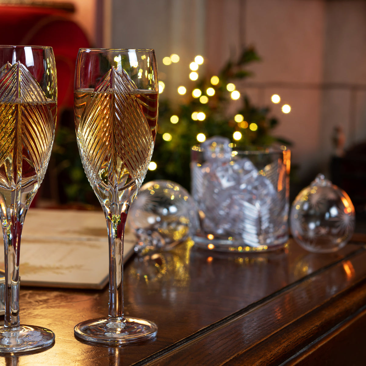 The Differences Between Champagne Flutes and Coupe Glasses